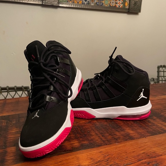 Nike Jordan black and red youth size 4 - Picture 4 of 5